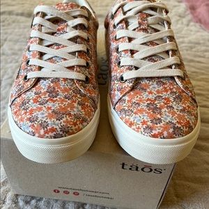 Taos Z Soul sneaker in multi peach. Brand new. 🌸 Flower 🌺 Power 🌻